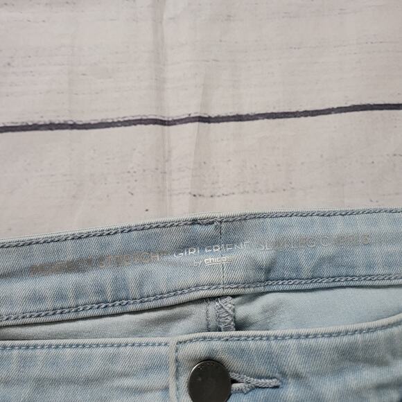 Chico's  Size 3 US XL Perfect Stretch Girlfriend Slim Leg Capris Lightwash Jeans - Picture 6 of 9
